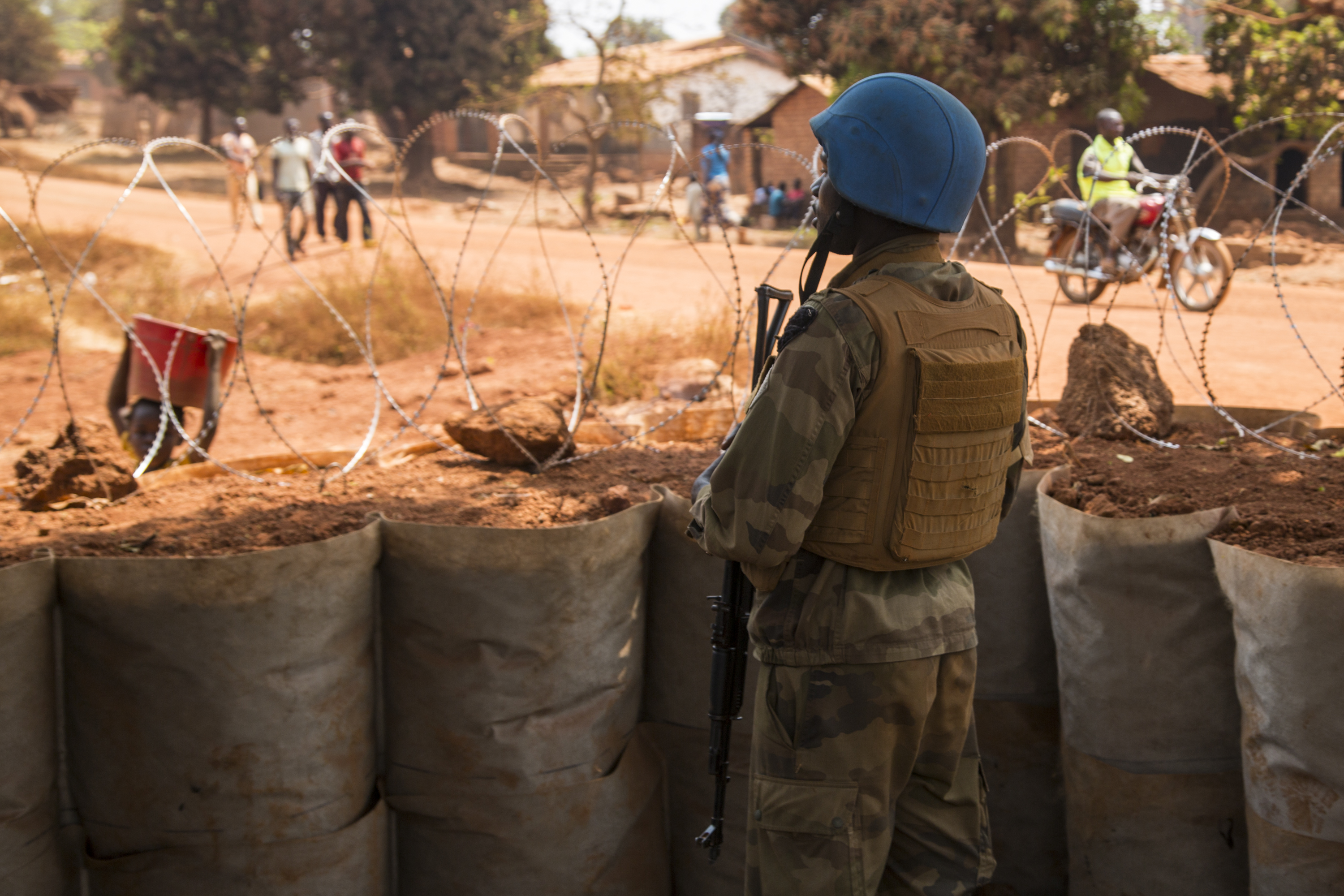 El personal de mantenimiento de la paz de la ONU permanece junto a la barrera de seguridad en la República Centroafricana