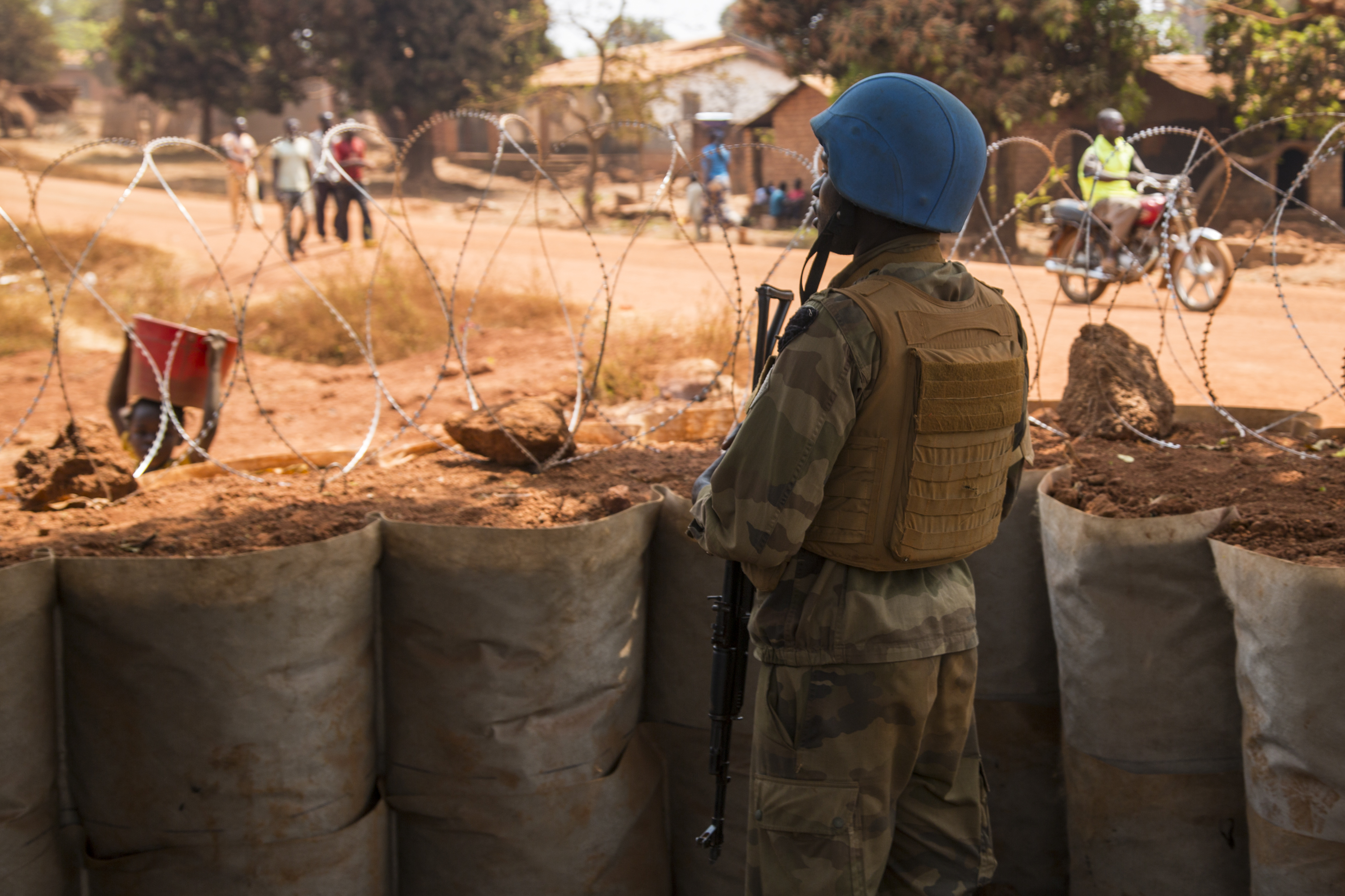 El personal de mantenimiento de la paz de la ONU permanece junto a la barrera de seguridad en la República Centroafricana