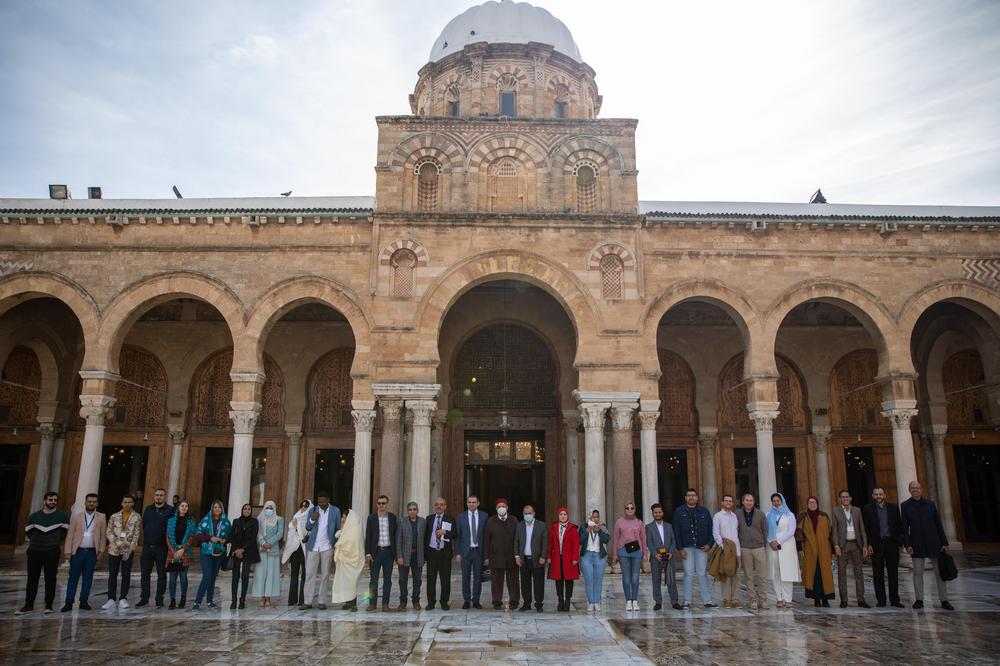 Die Teilnehmerinnen und Teilnehmer besuchen die historische Al-Zaytouna-Moschee.