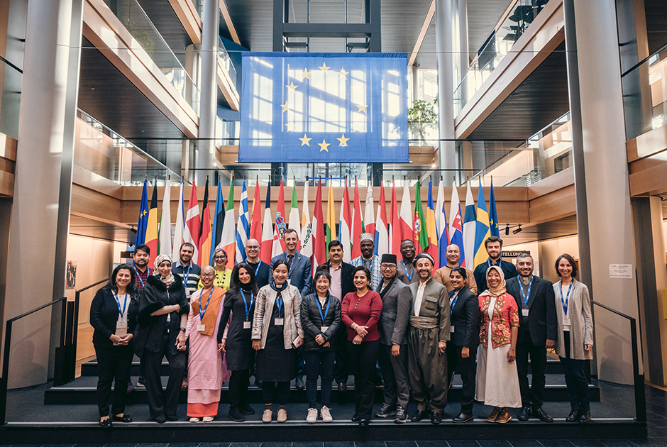 Los becados de la cohorte internacional del KAICIID de 2023 tuvieron la oportunidad de visitar el Parlamento Europeo en Estrasburgo, donde adquirieron nuevos conocimientos sobre los procesos de toma de decisiones de la UE y aprendieron sobre la diversidad
