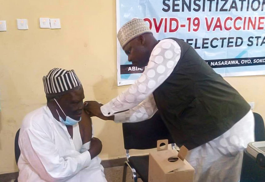 Los líderes religiosos y tradicionales de Nigeria lideran la campaña de vacunación