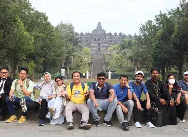 Los becados del sur y sureste de Asia del KAICIID (SSEA por sus siglas en inglés) visitan el mundialmente famoso Borobodur en Indonesia durante su formación de una semana en Yogyakarta (Foto: Yaakov Baruch)