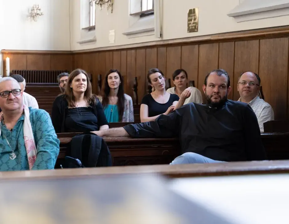 Fellows aus Europa treffen einander bei einem Training für Dialog, Friedenskonsolidierung und sozialen Zusammenhalt