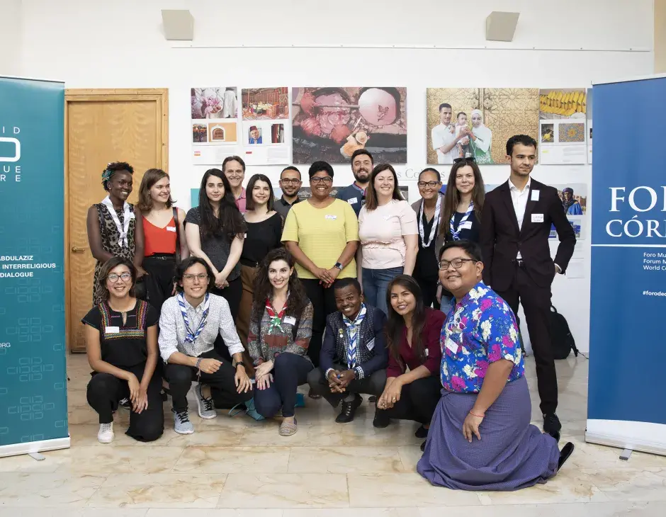 Jóvenes promotores de la paz aprenden a construir sociedades cohesionadas en una conferencia internacional con la globalización, la migración y la polarización social y política como telón de fondo 