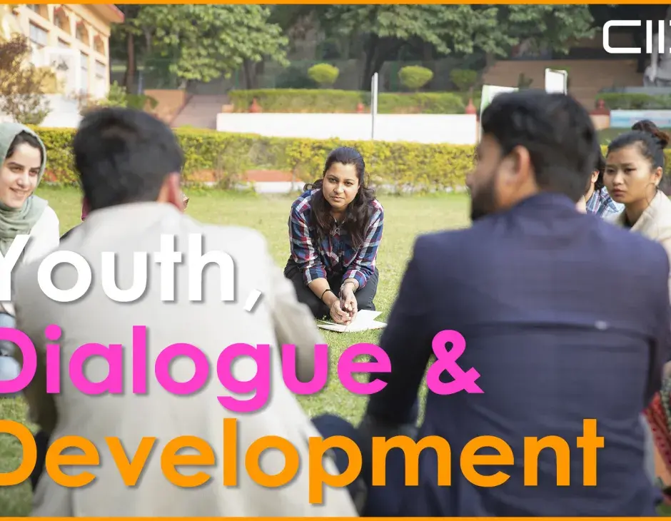 Junge Menschen nutzen Dialog für Entwicklung