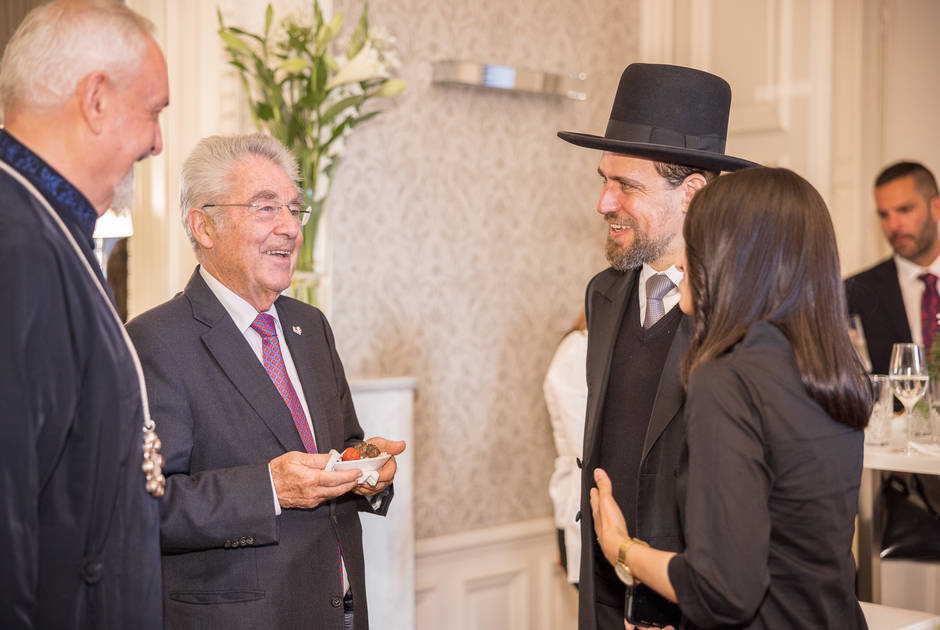 Former Austrian President Dr. Heinz Fischer speaks with Rabbi Schlomo Hofmeister and KAICIID BoD member Metropolitan Emmanuel (Photo: Alexander Müller)