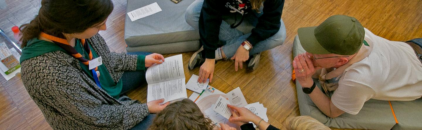 A photograph showing several people playing the Dialogo game.