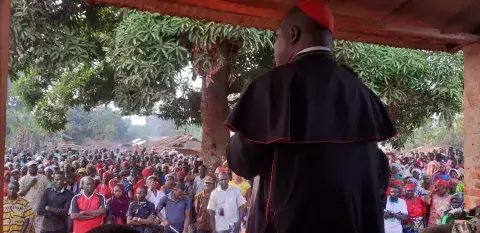 Cardinal Dieudonné Nzapalainga addresses a crowd in the Central African Republic