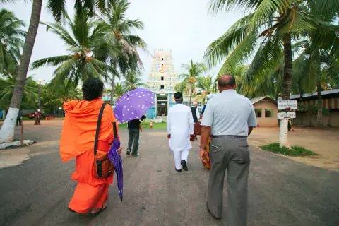 The Fellows visited the Old Kathiresan Hindu Kovil of Colombo. Like many Hindu temples, the roof of the building is richly adorned as is customary in the Hindu tradition. The Old Kathiresan Kovil