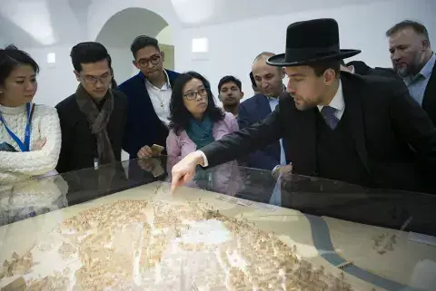 During the museum tour, Rabbi Hofmeister briefed the Fellows on the history of the city of Vienna and the history of Judaism in the city. Vienna Houses of Worship Tour 5