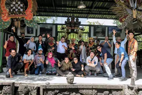 As part of their one-week training, our KAICIID Fellows also visited the "Five Mountains Community" in Magelang, an interreligious and intercultural community that creates art, music, and cultural performances