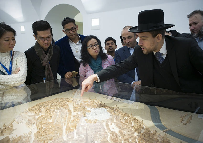 During the museum tour, Rabbi Hofmeister briefed the Fellows on the history of the city of Vienna and the history of Judaism in the city.