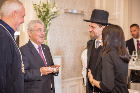 Former Austrian President Dr. Heinz Fischer speaks with Rabbi Schlomo Hofmeister and KAICIID BoD member Metropolitan Emmanuel (Photo: Alexander Müller)