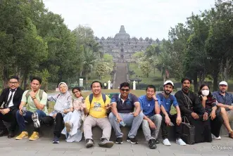 Los becados del sur y sureste de Asia del KAICIID (SSEA por sus siglas en inglés) visitan el mundialmente famoso Borobodur en Indonesia durante su formación de una semana en Yogyakarta (Foto: Yaakov Baruch)