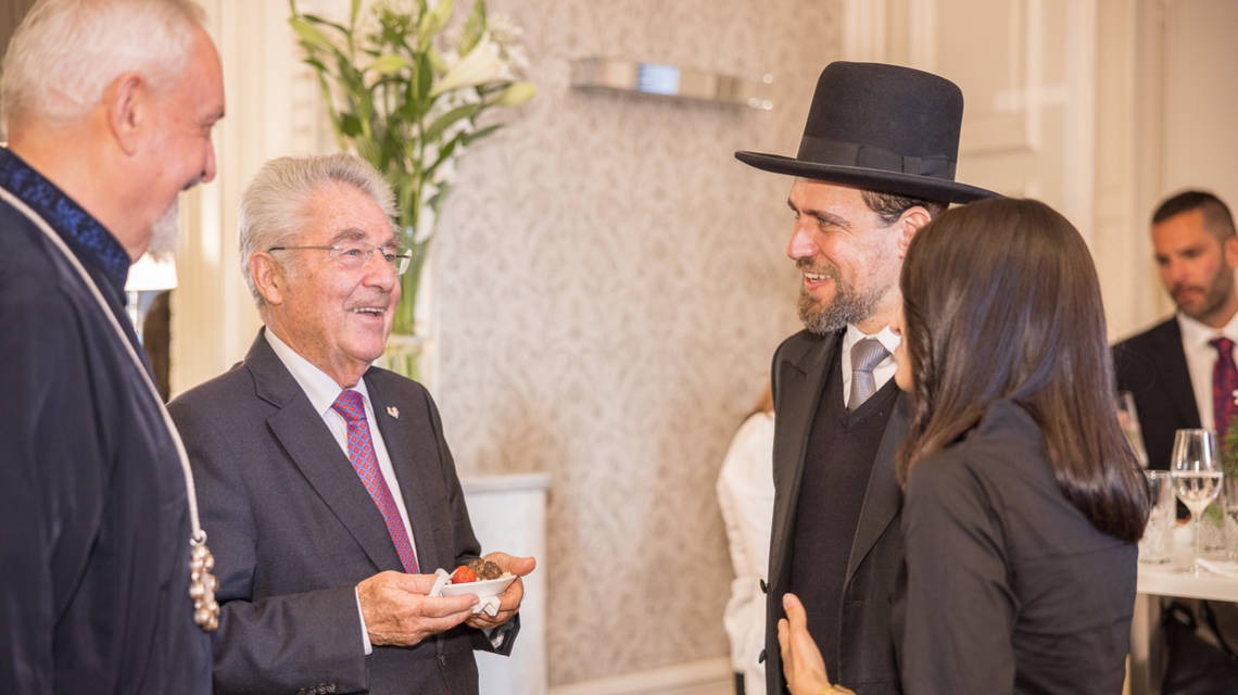 Former Austrian President Dr. Heinz Fischer speaks with Rabbi Schlomo Hofmeister and KAICIID BoD member Metropolitan Emmanuel (Photo: Alexander Müller)