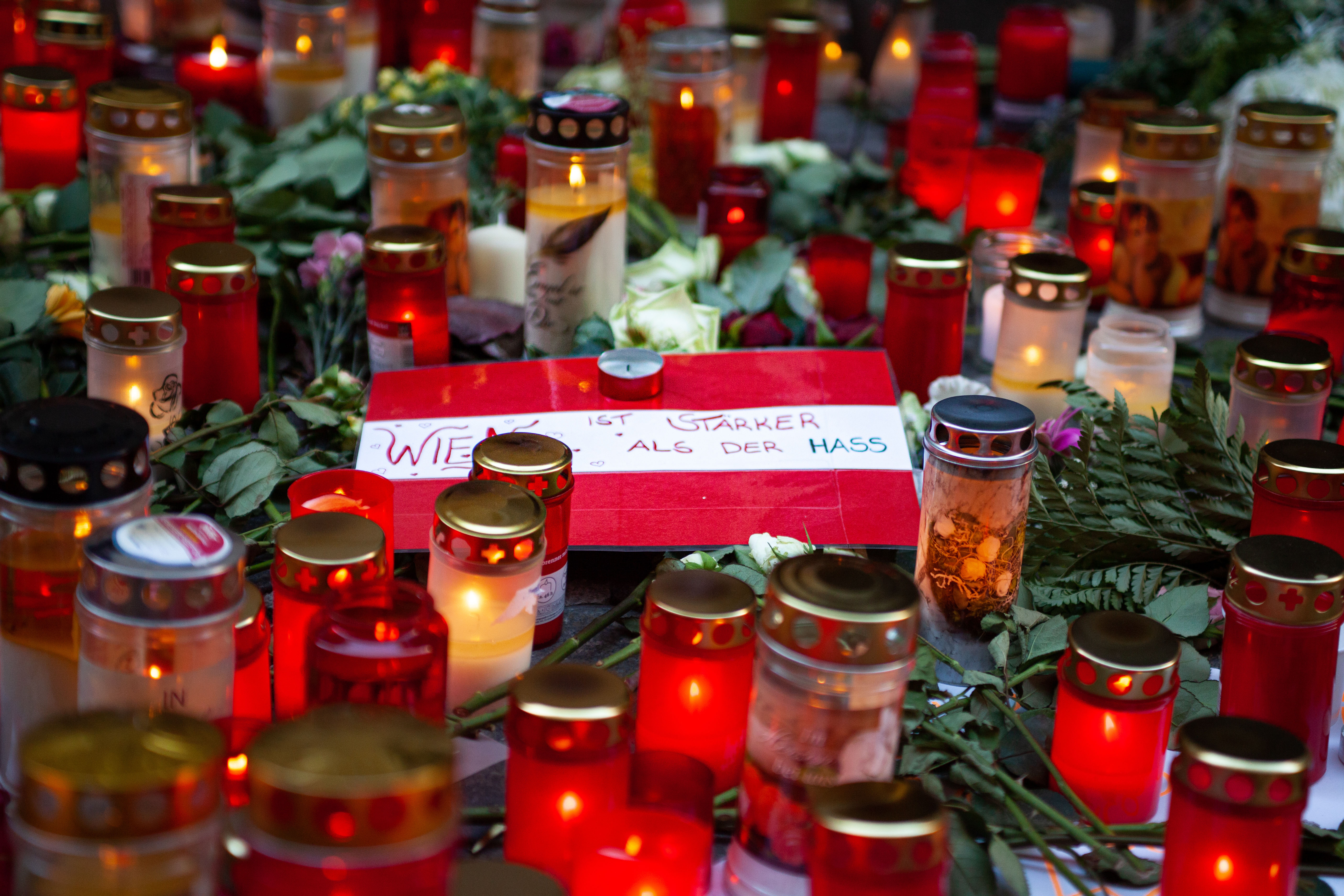 "Viena es más fuerte que el odio": Líderes comunitarios y religiosos se mantienen unidos después del ataque terrorista